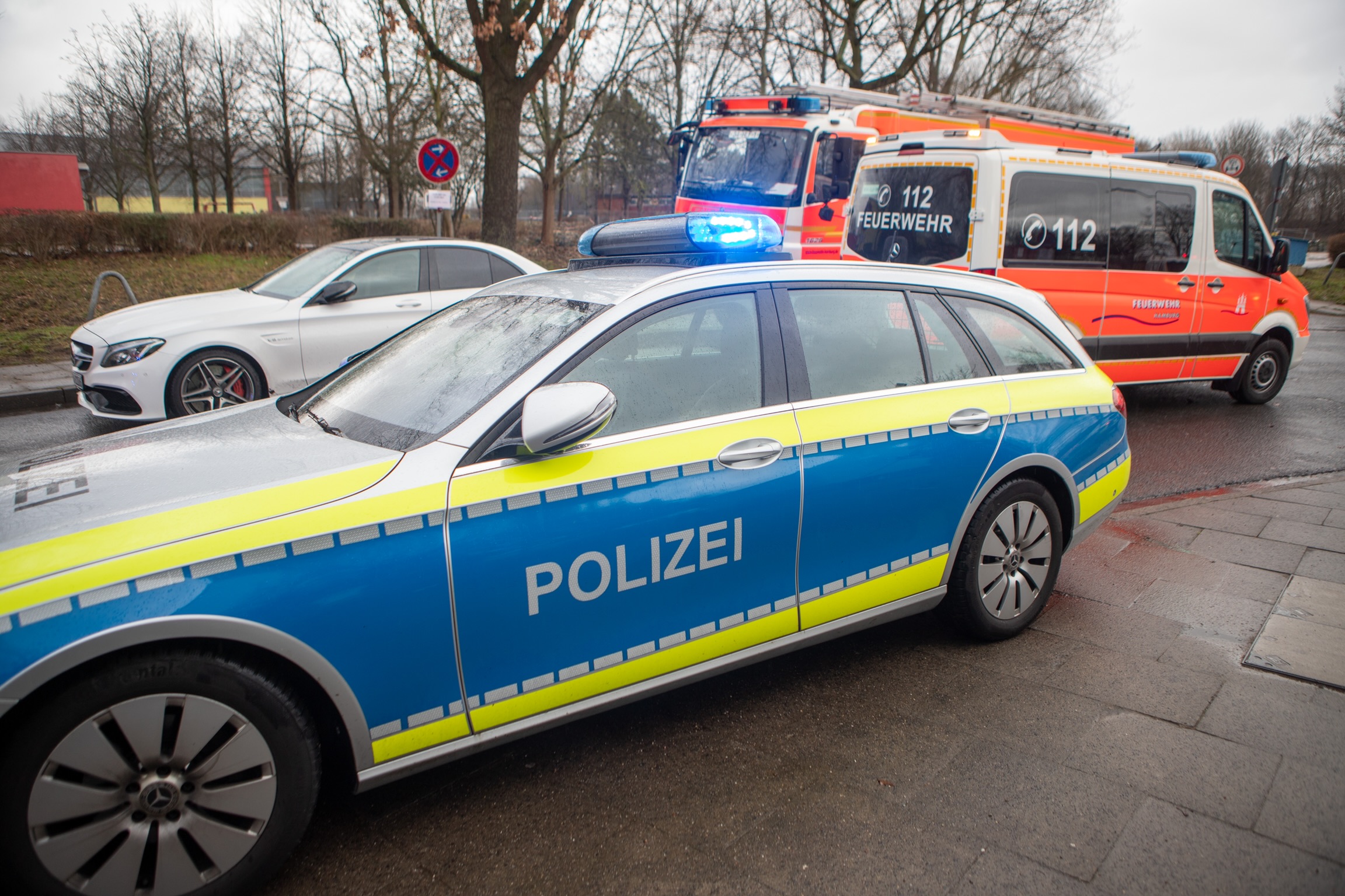 Nach der Kollision beider Verkehrsteilnehmer ermittelt die Polizei.