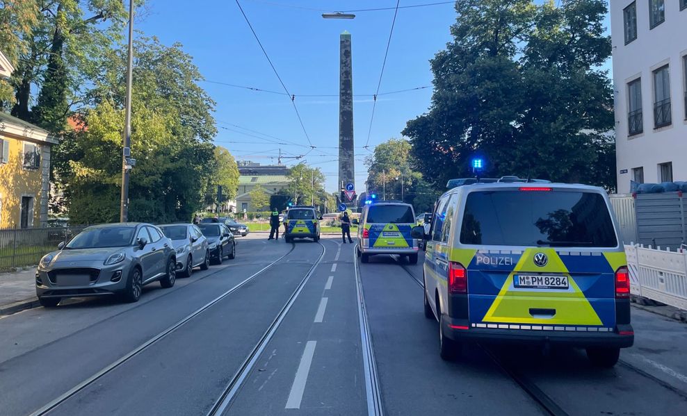 Zahlreiche Polizisten sind in der Münchner Innenstadt in der Nähe des NS-Dokumentationszentrums und des Israelischen Generalkonsulats im Einsatz.