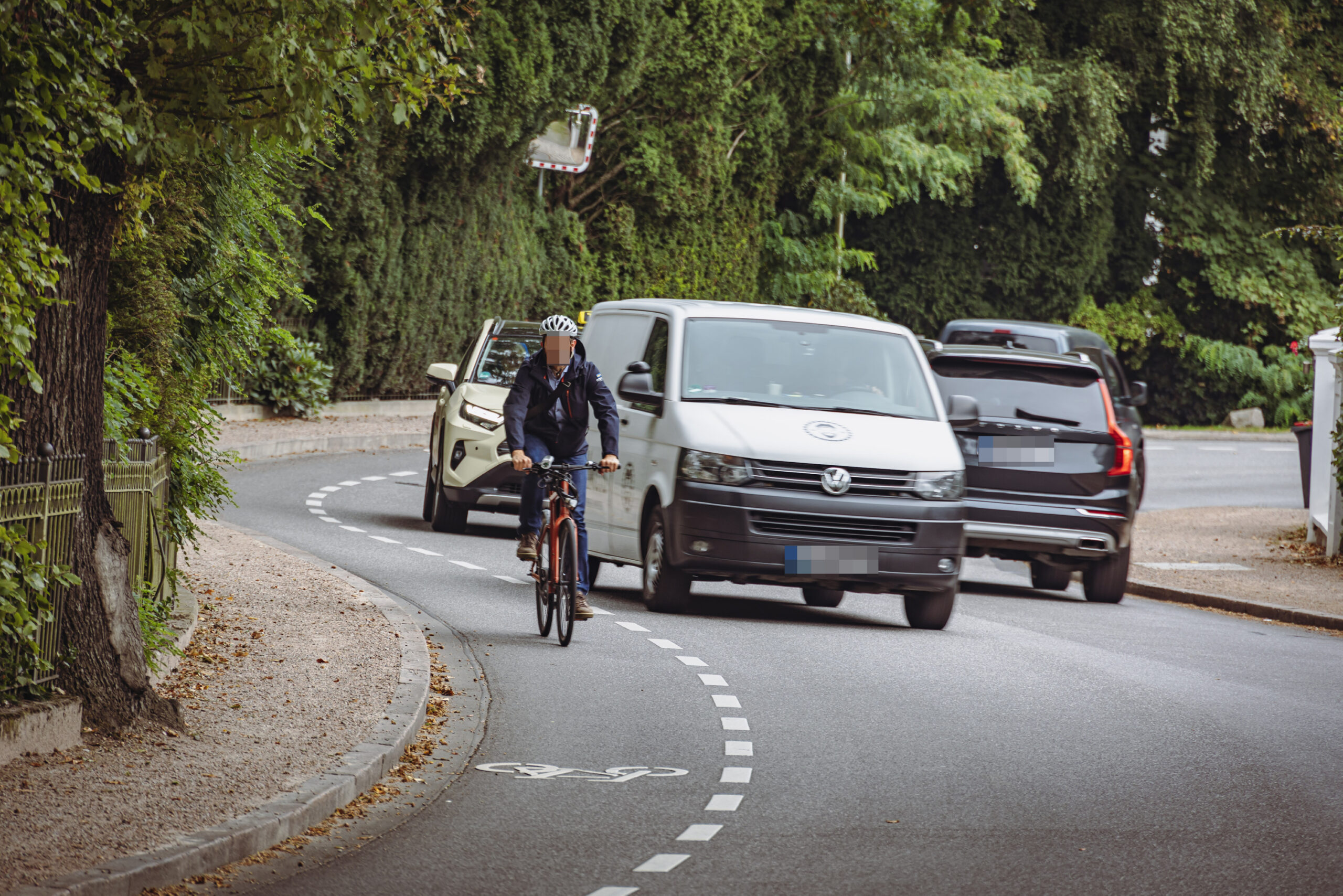 Der gestrichelte Radschutzstreifen auf der Elbchaussee sorgt bei Radfahrern für Unsicherheit.