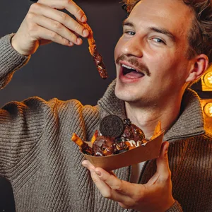 MOPO-Reporter Alexander Palm testet die „Ice-Fries“ von „Frittenwerk“.