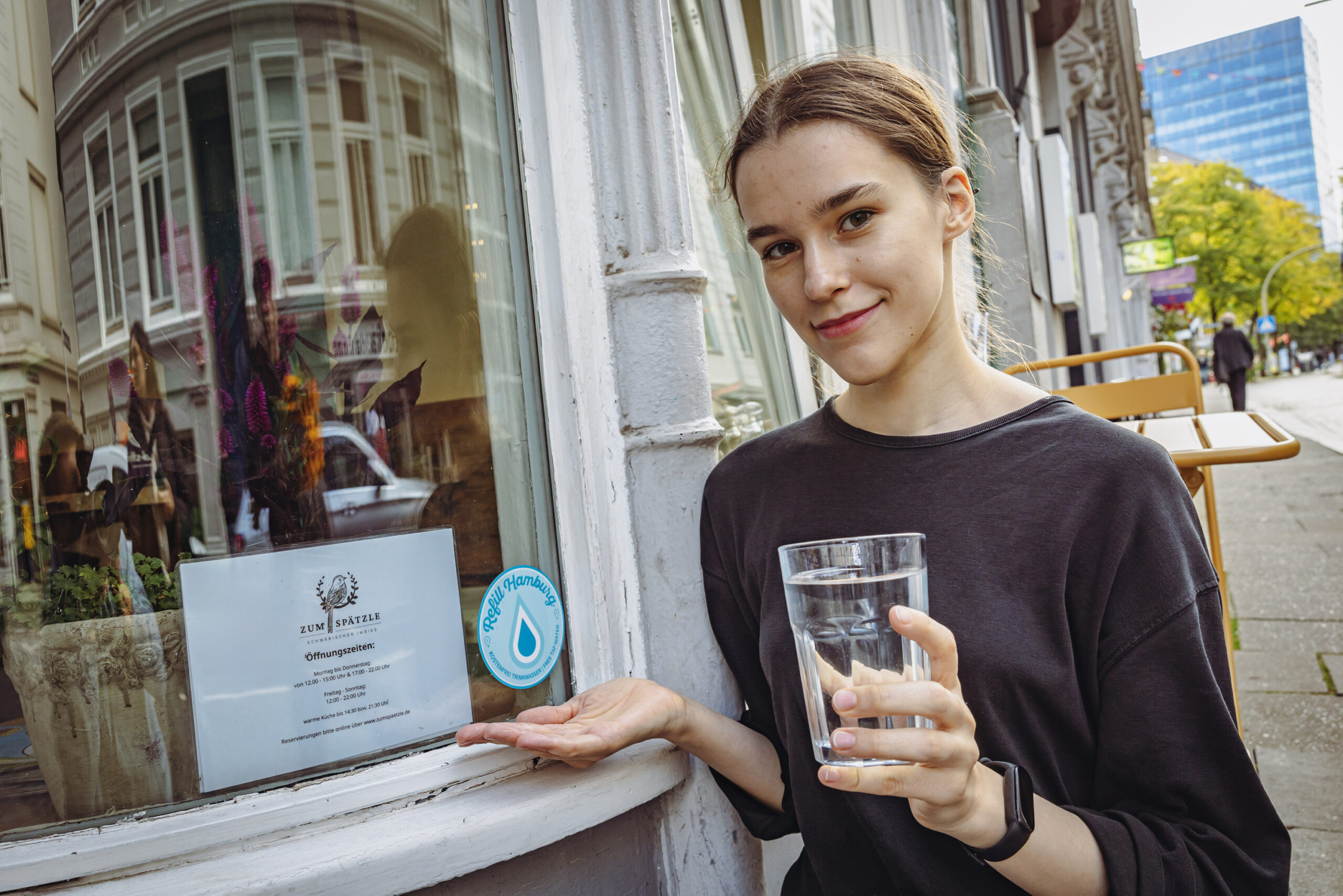 Daria Ishutina (23), Servicekraft im „Zum Spätzle“, verschenkt bei Bedarf Wasserspenden.