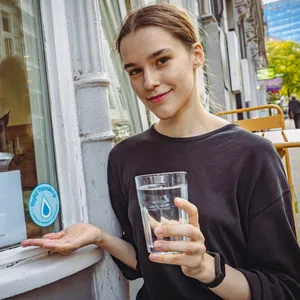 Daria Ishutina (23), Servicekraft im „Zum Spätzle“, verschenkt bei Bedarf Wasserspenden.