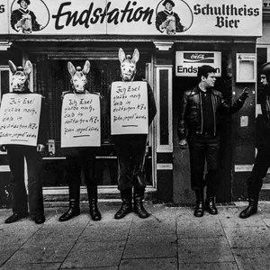 Die „Eselaktion“ in St. Georg. Im Kneipeneingang steht Michael Kühnen und gibt Anweisungen.