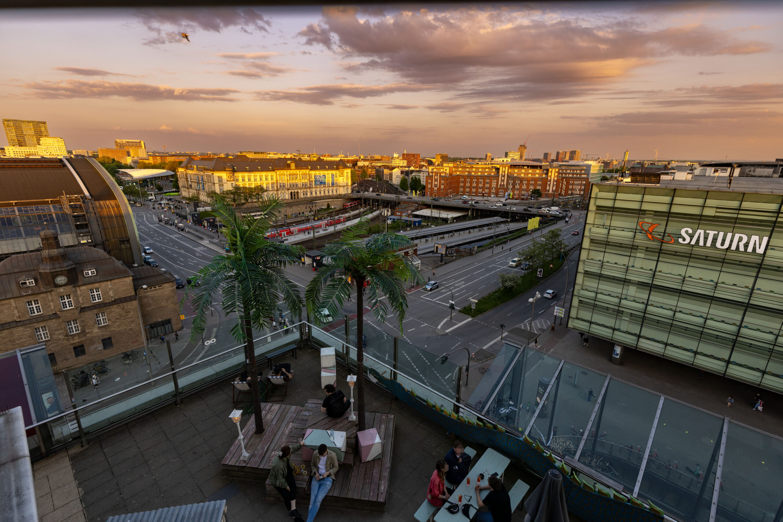 Blick vom „Jupiter“ in Richtung Hauptbahnhof. Das Projekt an der Mönckebergstraße zeigt, wie eine Umnutzung von Gebäuden in der Stadt funktionieren kann.