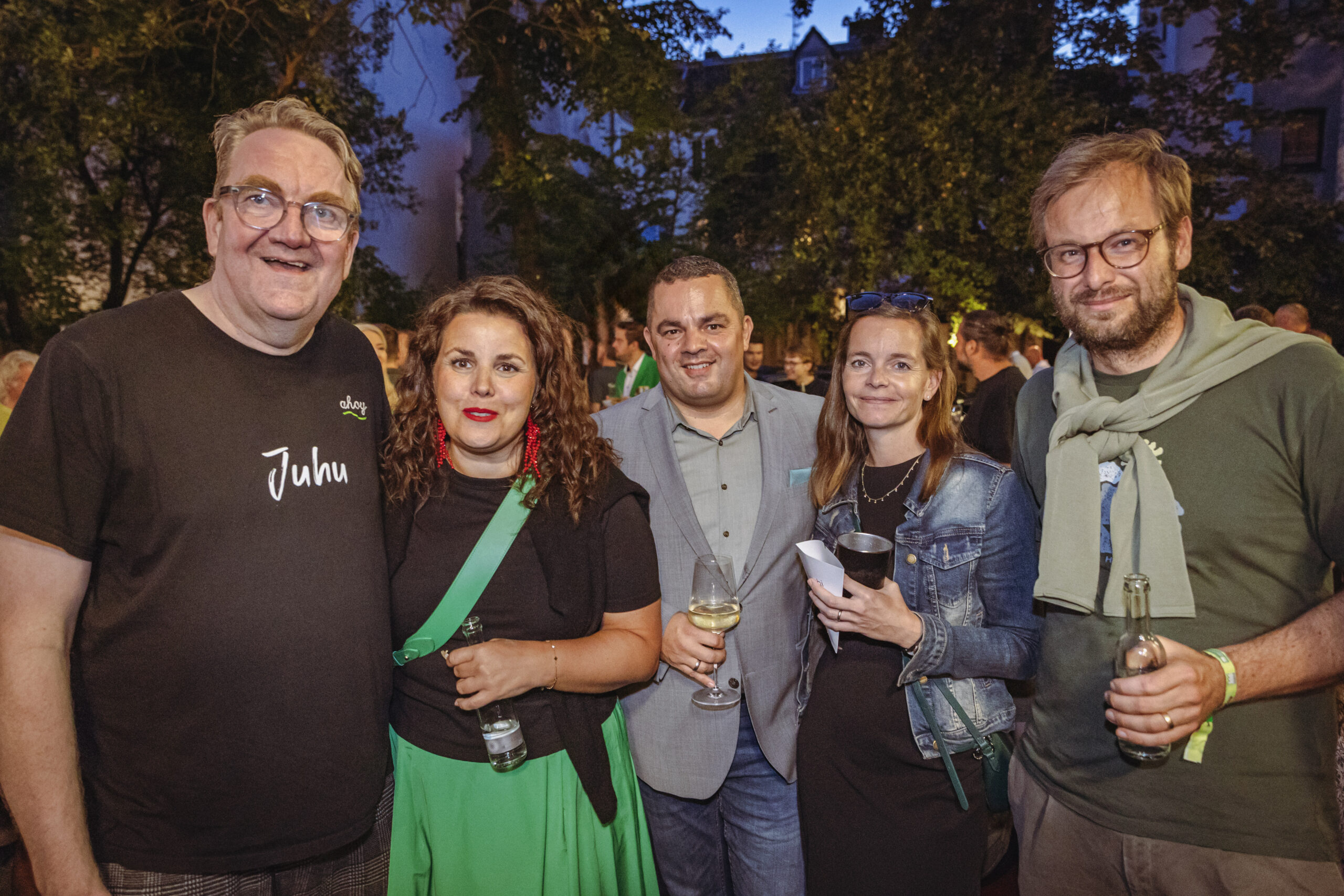 Veranstalter Lars Meier und vier seiner Gäste: Justizsenatorin Anna Gallina, Bezirksamtsleiter Ralf Neubauer, seine Frau Nadine Neubauer und Verkehrssenator Anjes Tjarks. (v.l.)