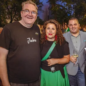 Veranstalter Lars Meier und vier seiner Gäste: Justizsenatorin Anna Gallina, Bezirksamtsleiter Ralf Neubauer, seine Frau Nadine Neubauer und Verkehrssenator Anjes Tjarks. (v.l.)