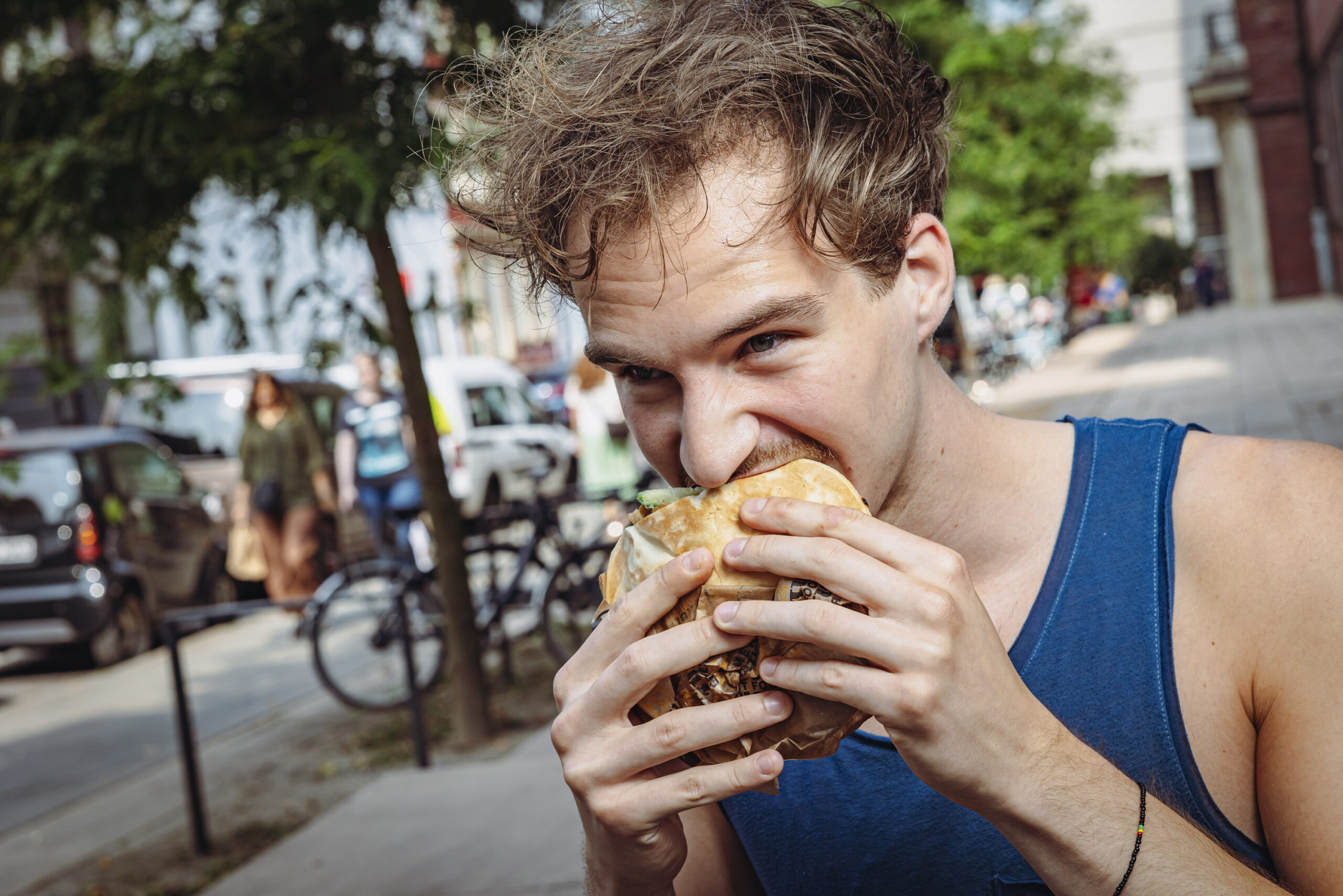 Gastro: MOPO-Reporter Alexander Palm testet einen veganen Döner von Vincent aus dem Mercado gegen einen Fleisch-Döner Hier vegan