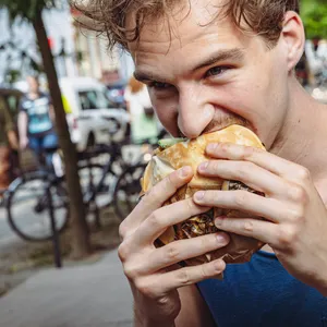 Gastro: MOPO-Reporter Alexander Palm testet einen veganen Döner von Vincent aus dem Mercado gegen einen Fleisch-Döner Hier vegan