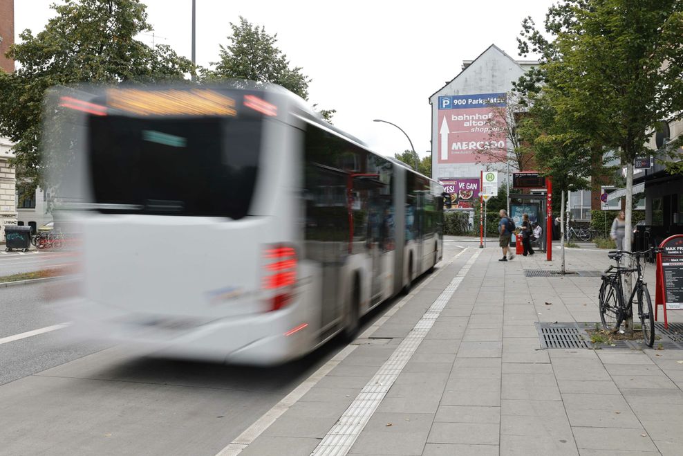 Mann brutal zusammengeschlagen: Plötzlich eskaliert ein Streit in der Linie 15