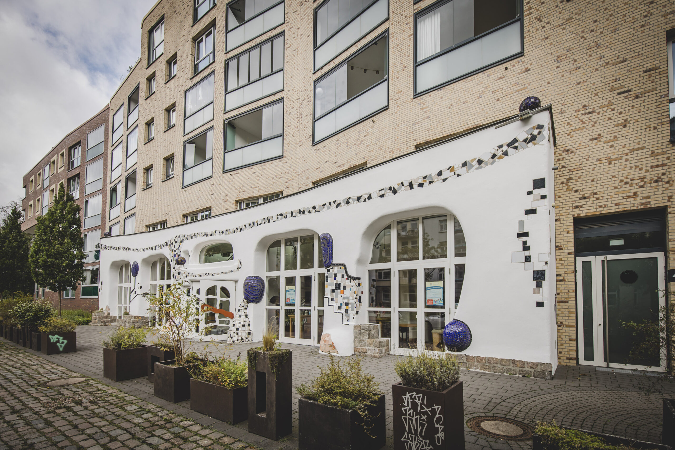Das Hundertwasser-inspirierte Gebäude dürfte vielen Hamburgern bekannt sein.