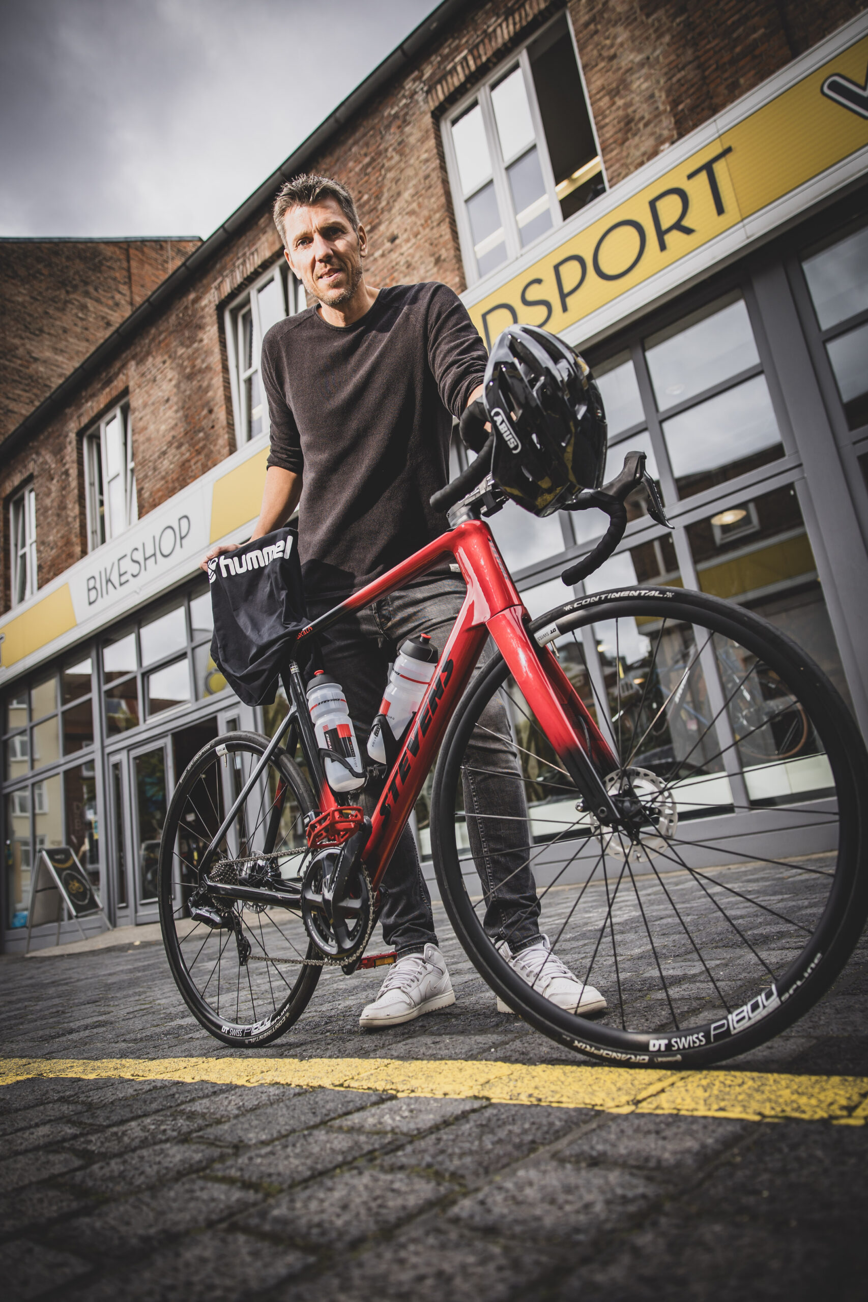 Fabian Boll mit seinem Fahrrad auf dem Weg nach Kiel