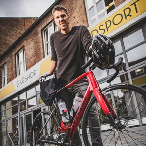 Fabian Boll mit seinem Fahrrad auf dem Weg nach Kiel