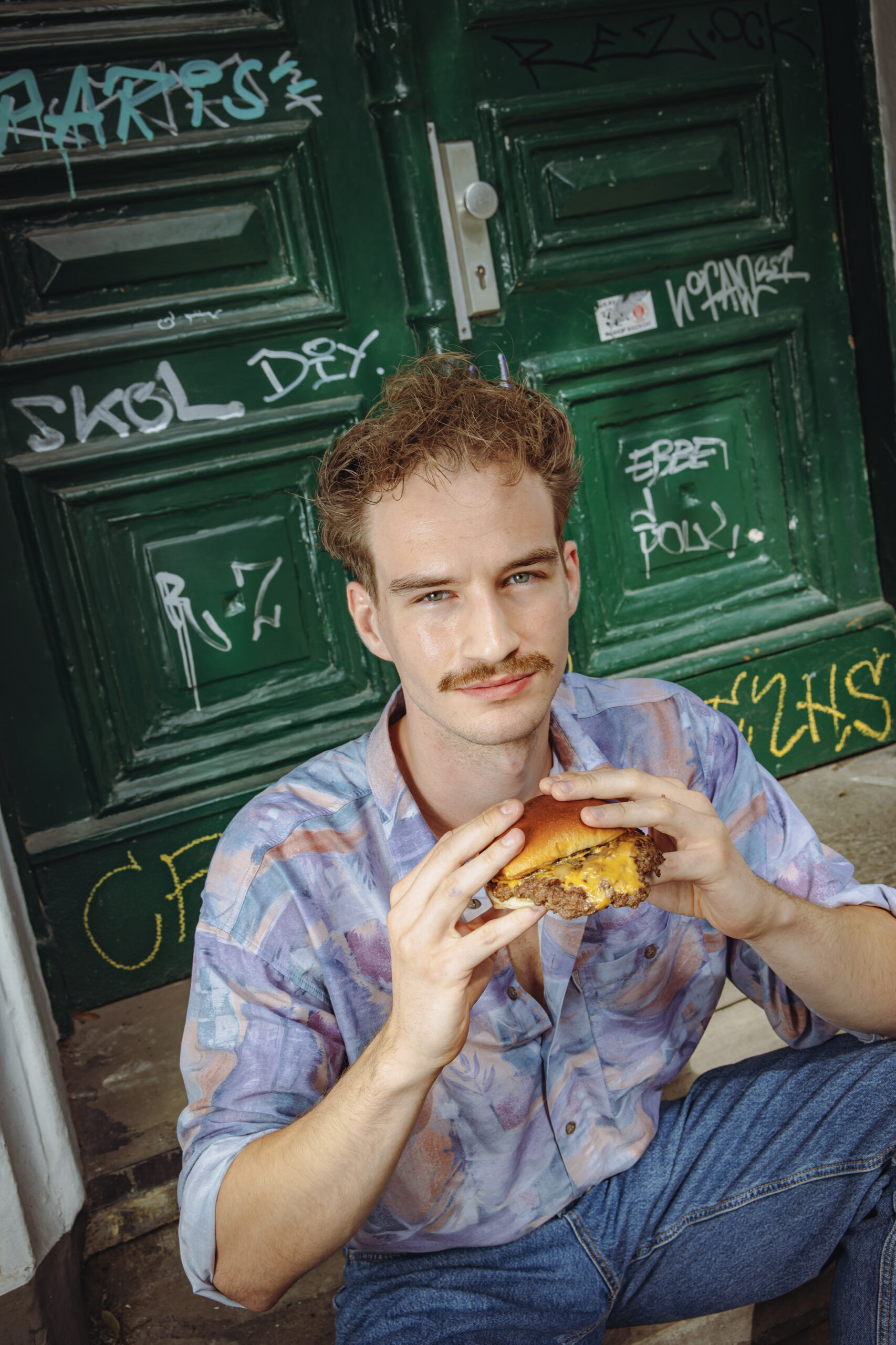 MOPO-Reporter Alexander Palm macht den Geschmackstest – und ist trotz fettiger Hände überzeugt vom „Butter-Burger“.