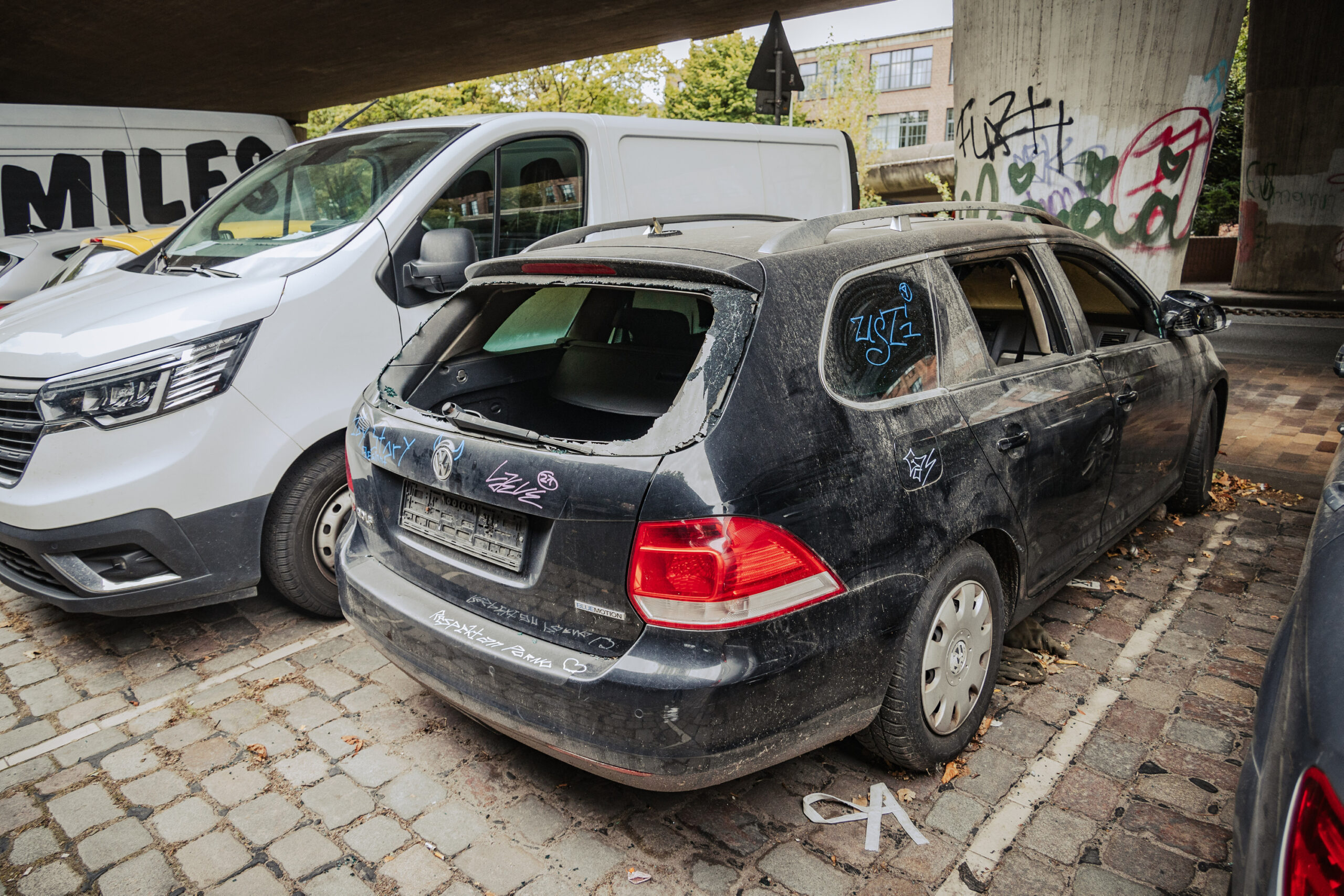 Dieses Auto steht offenbar schon länger in Hamburg-Harburg auf dem Parkplatz unter der B75. Ohne Kennzeichen und mittlerweile mit eingeworfenen Scheiben.