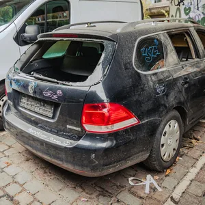 Dieses Auto steht offenbar schon länger in Hamburg-Harburg auf dem Parkplatz unter der B75. Ohne Kennzeichen und mittlerweile mit eingeworfenen Scheiben.