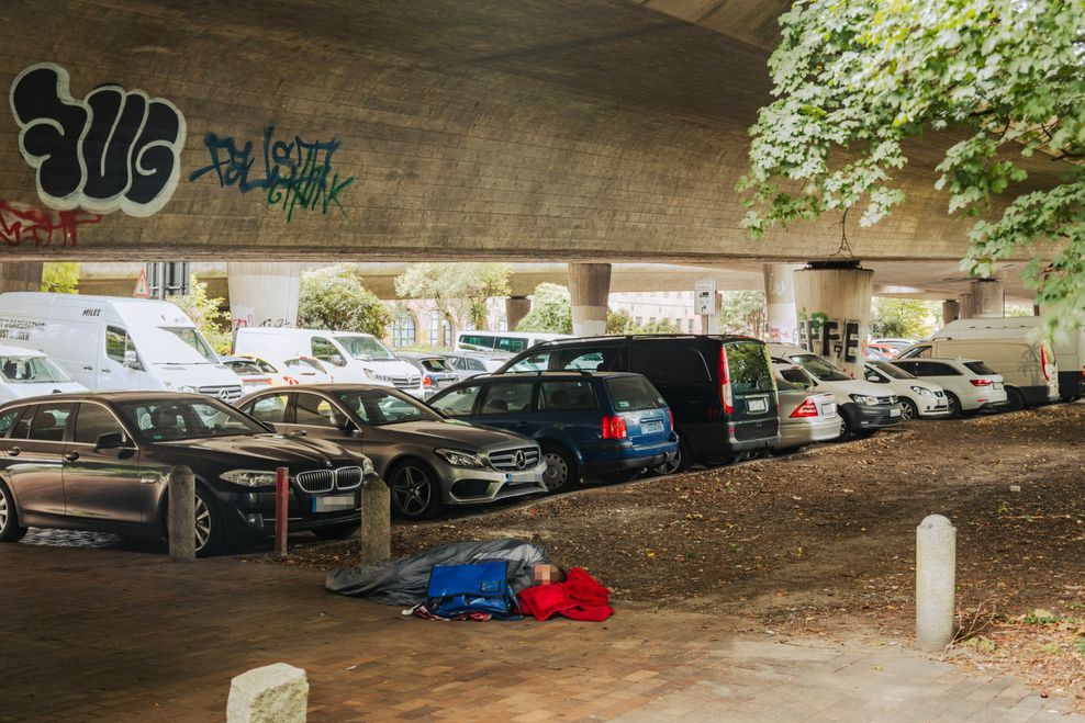 Bezirk bekam davon nichts mit: Öffentlicher Parkplatz in Hamburg wird zur Müllkippe