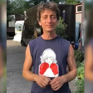 Das LKA hat ein Video veröffentlicht, auf dem der RAF-Terrorist Burkhard Garweg einer unbekannten Karin „ganz viel Erfolg“ bei einer Prüfung wünscht.