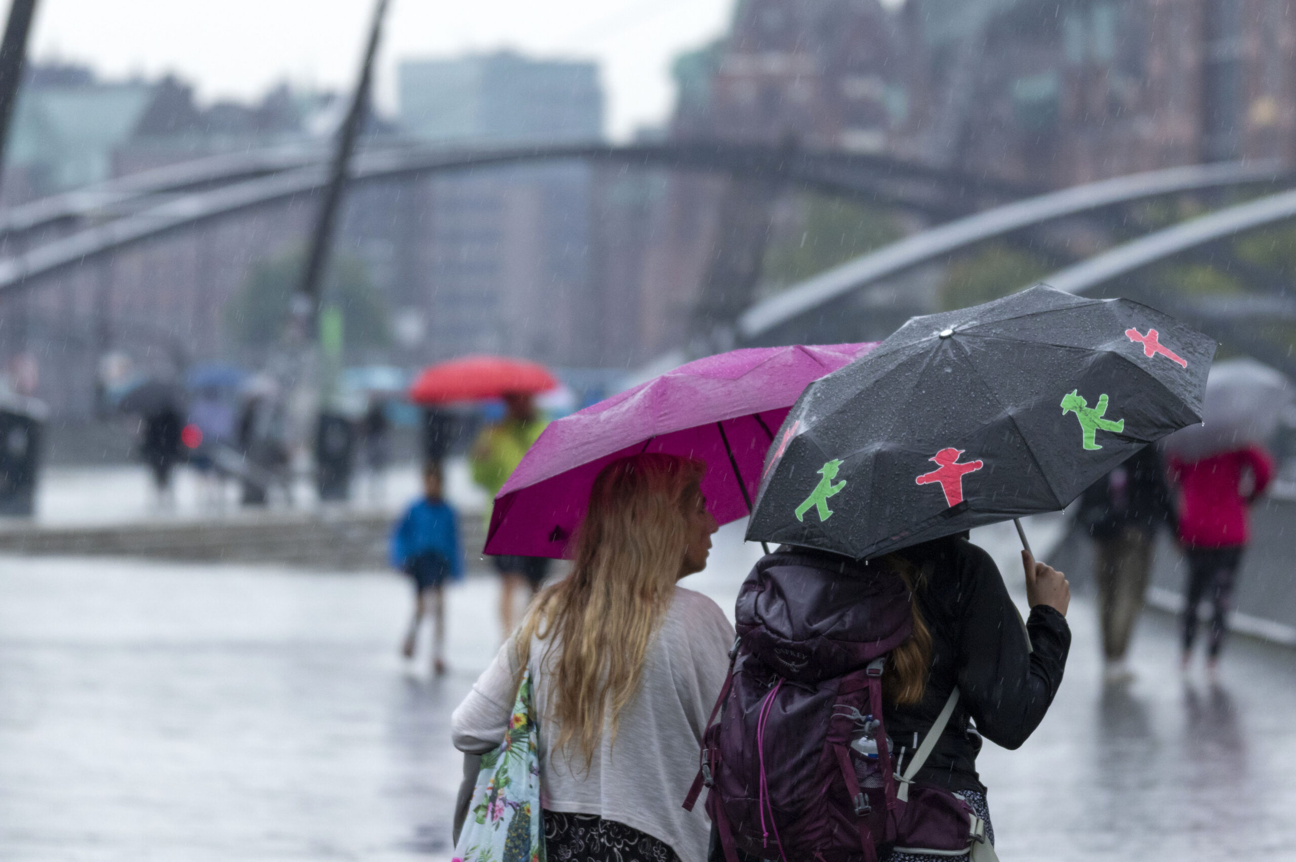 Passanten im Regen.