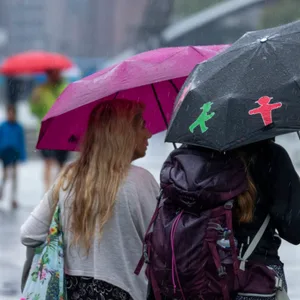 Passanten im Regen.