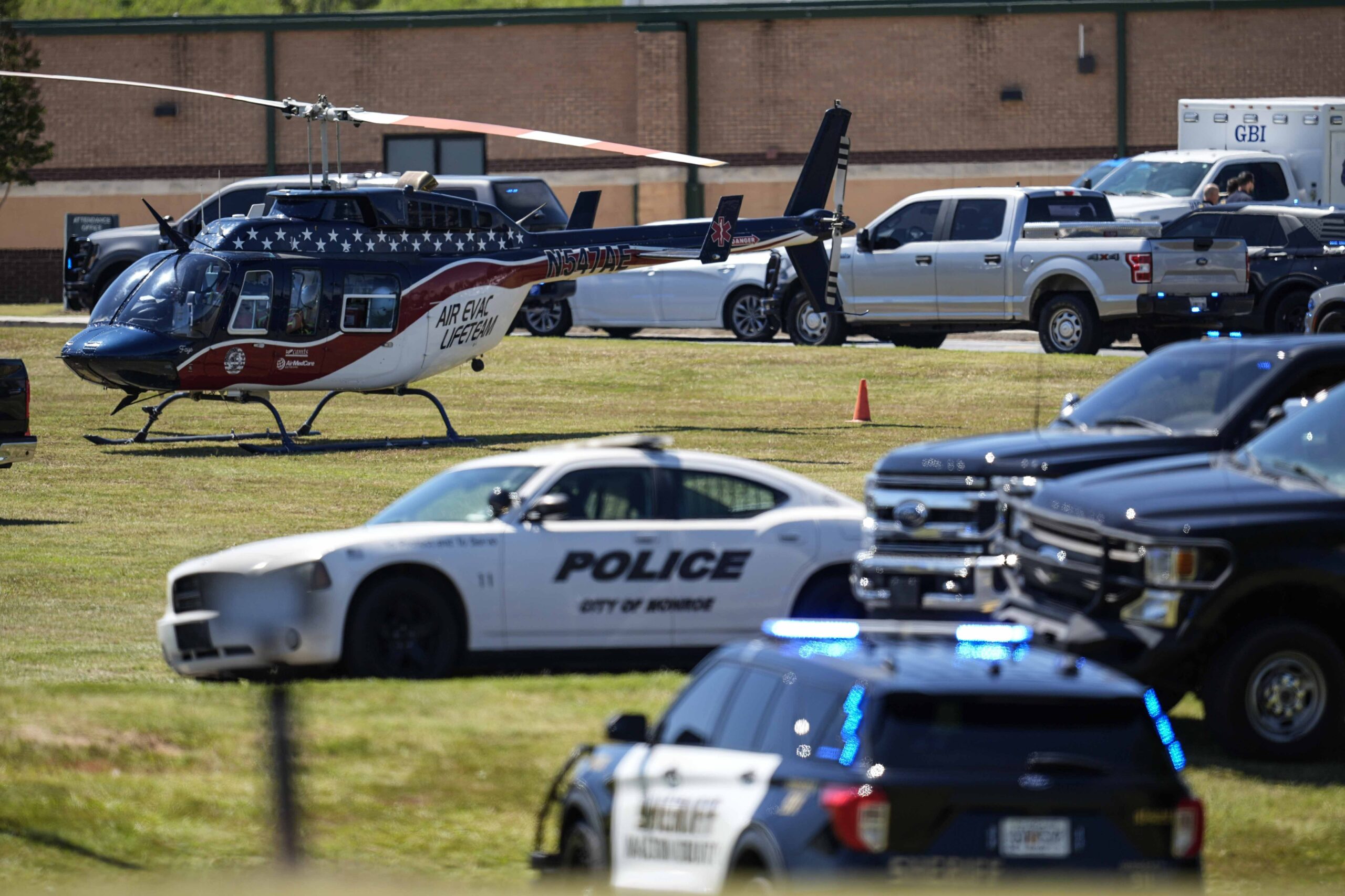 Polizeifahrzeuge und ein Rettungshubschrauber vor der Highschool in Winder (Georgia). Ein 14-Jähriger hat hier vier Menschen erschossen.