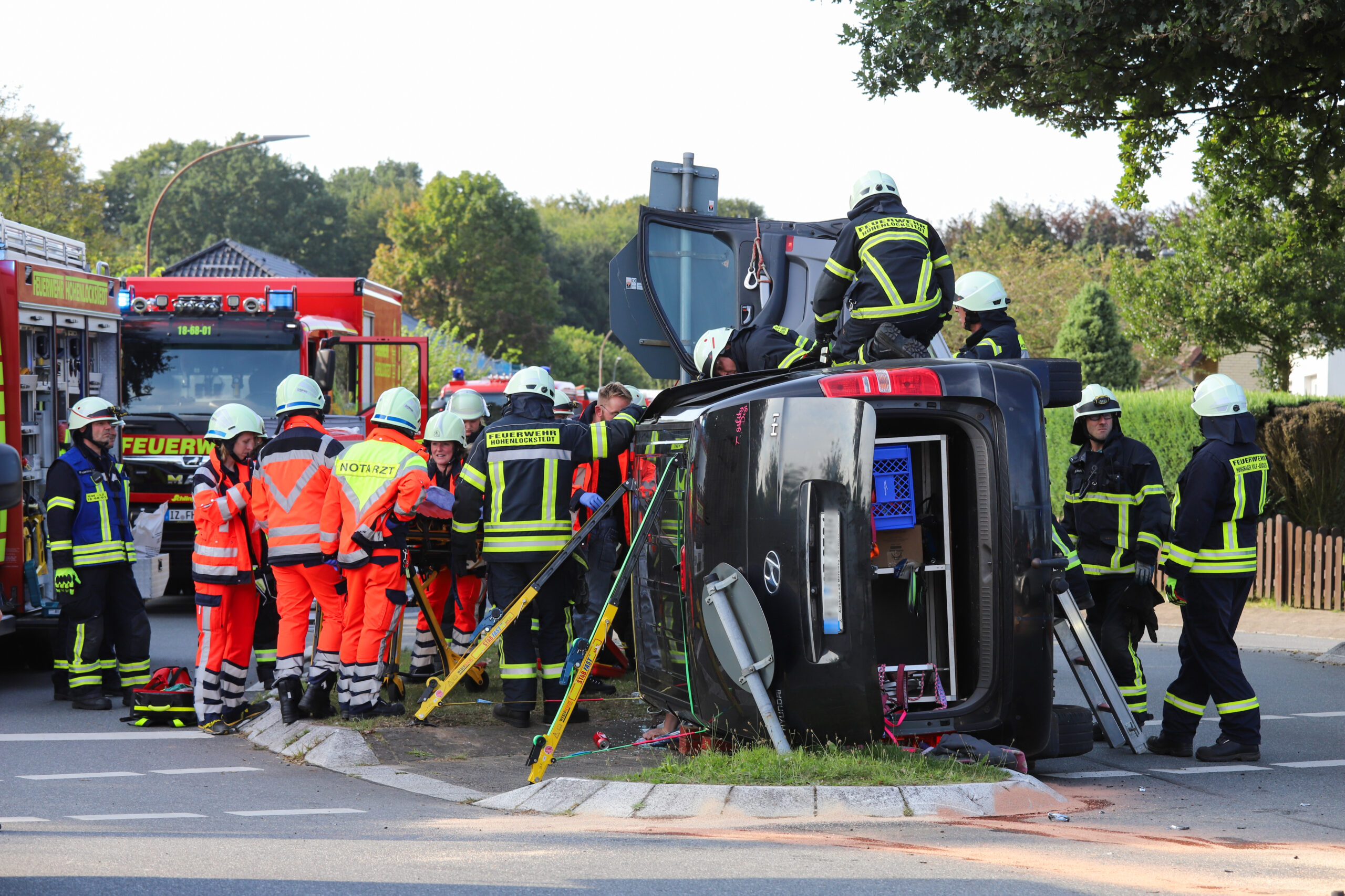 Bei dem Kreuzungscrash landete ein Auto auf der Seite.