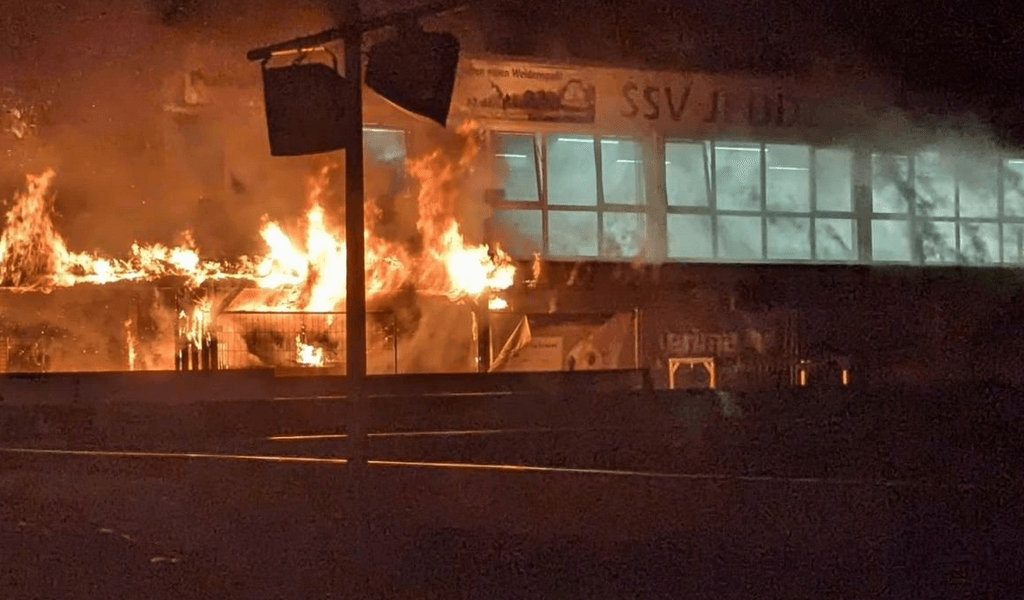 Nord-Klub kämpft nach Feuer-Katastrophe: Prominente unterstützen Wiederaufbau in Niedersachsen