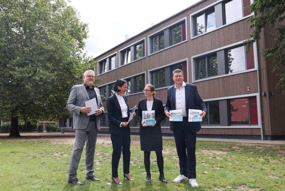 Jens Kerkhoff (Gebäudemanagement Hamburg GMH, v.l.), Mandy Herrmann (Schulbau Hamburg SBH), Schulsenatorin Ksenija Bekeris (SPD), und Finanzsenator Andreas Dressel (SPD) vor der Schule Stengelestraße in Horn.