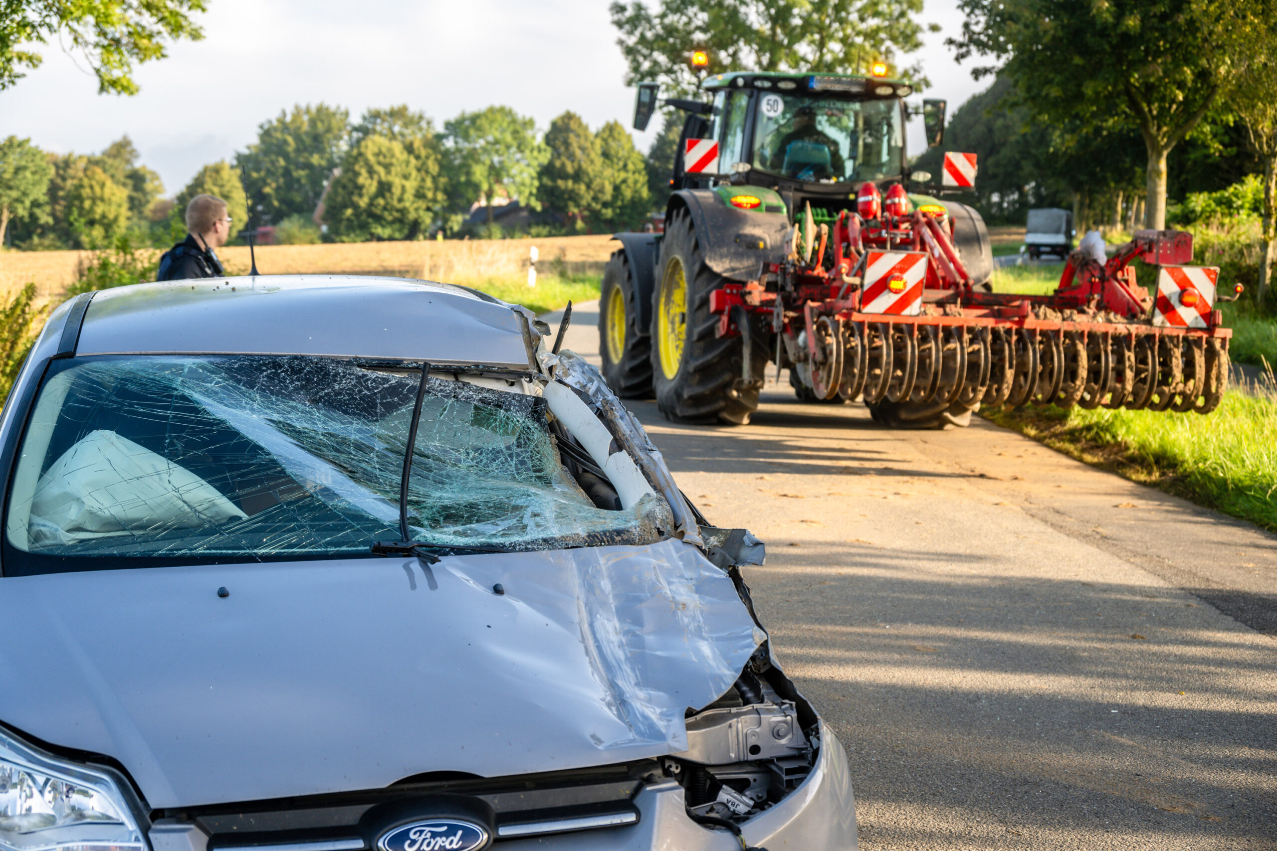 Auf Landstraße im Norden – Auto von Trecker und Pflug aufgeschlitzt – Fahrer hatte Schutzengel