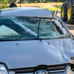 Auf Landstraße im Norden – Auto von Trecker und Pflug aufgeschlitzt – Fahrer hatte Schutzengel