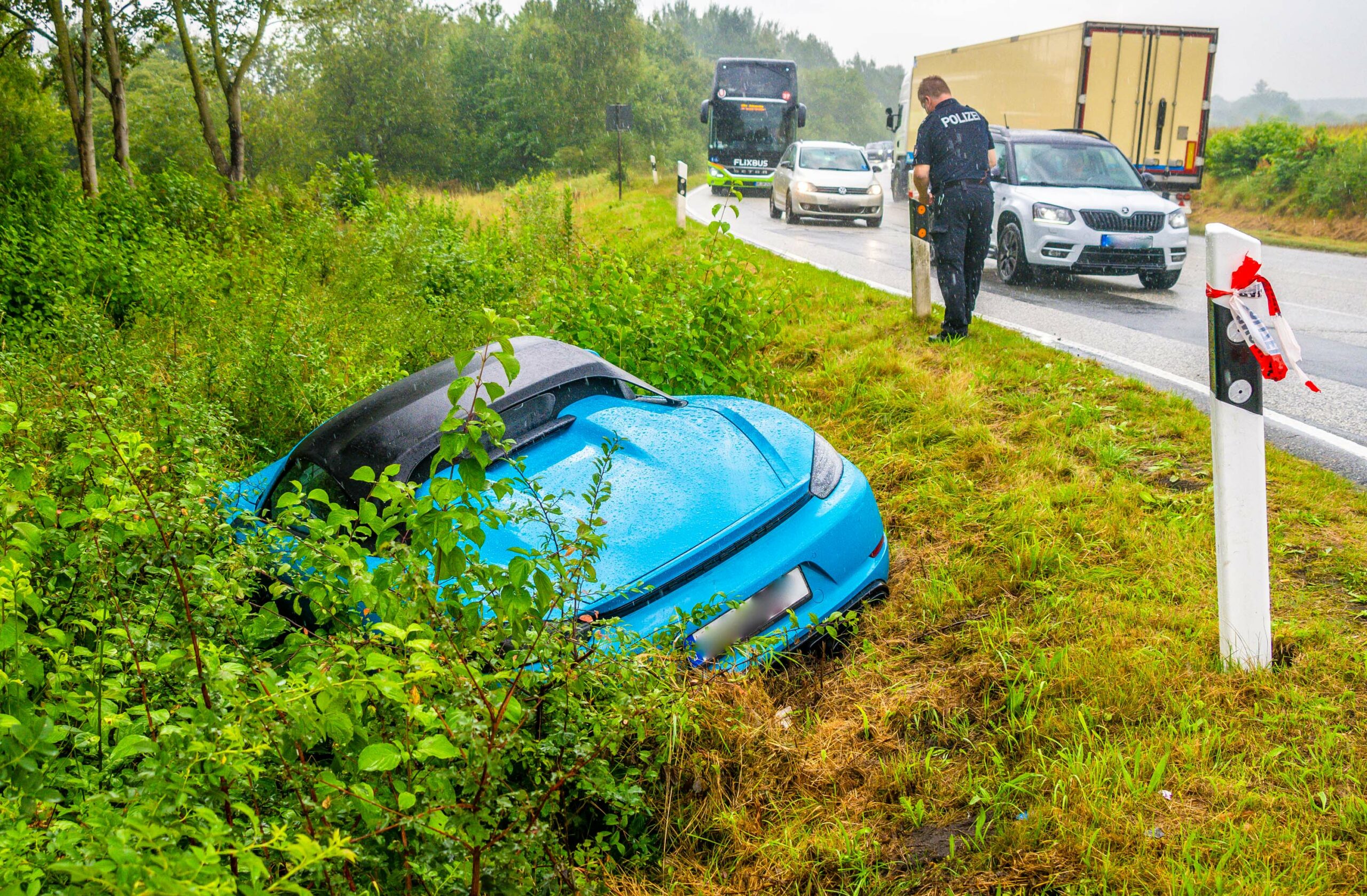 Bei Handewitt: Porsche-Fahrer gibt Gas – dann kommt r von der Fahrbahn ab. Beifahrerin verletzt