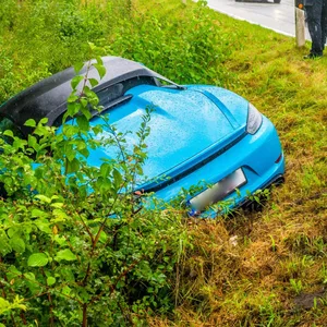 Bei Handewitt: Porsche-Fahrer gibt Gas – dann kommt r von der Fahrbahn ab. Beifahrerin verletzt