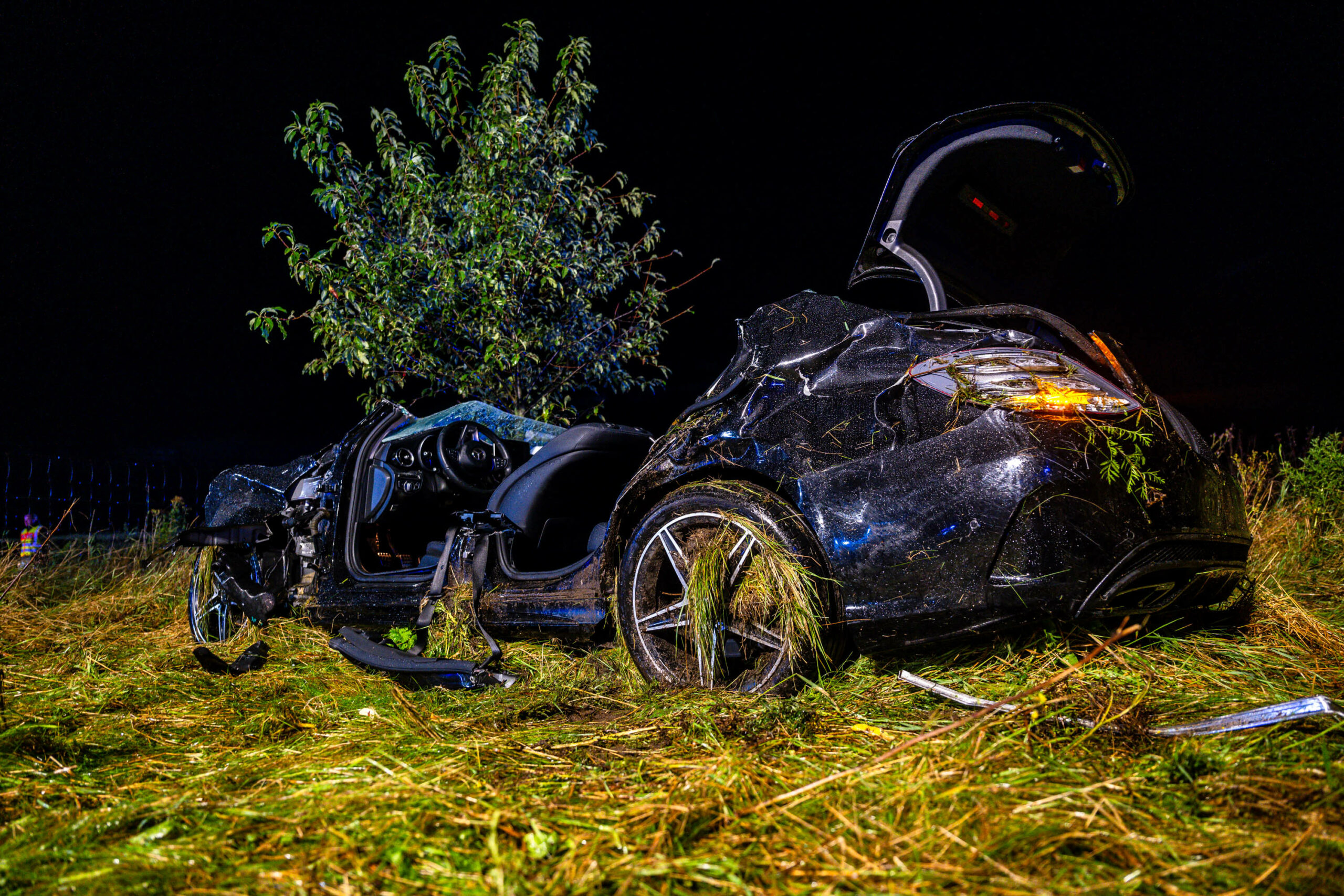 Das völlig zerstörte Auto nach dem Unfall auf der A7.