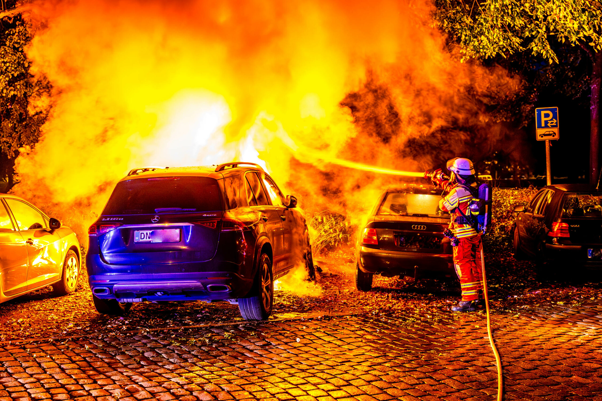 Am Samstagmorgen sind in der Flensburger Innenstadt gleich mehrere Fahrzeuge ausgebrannt. Zuvor musste die Feuerwehr zu einem Brand in einem Mehrfamilienhaus ausrücken. Die Kriminalpolizei hat die Ermittlungen aufgenommen.