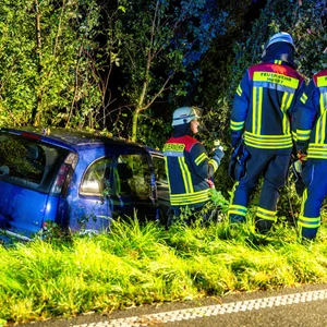 Feuerwehrleute am Unfallort auf der Kreisstraße 122 in Husby bei Flensburg.