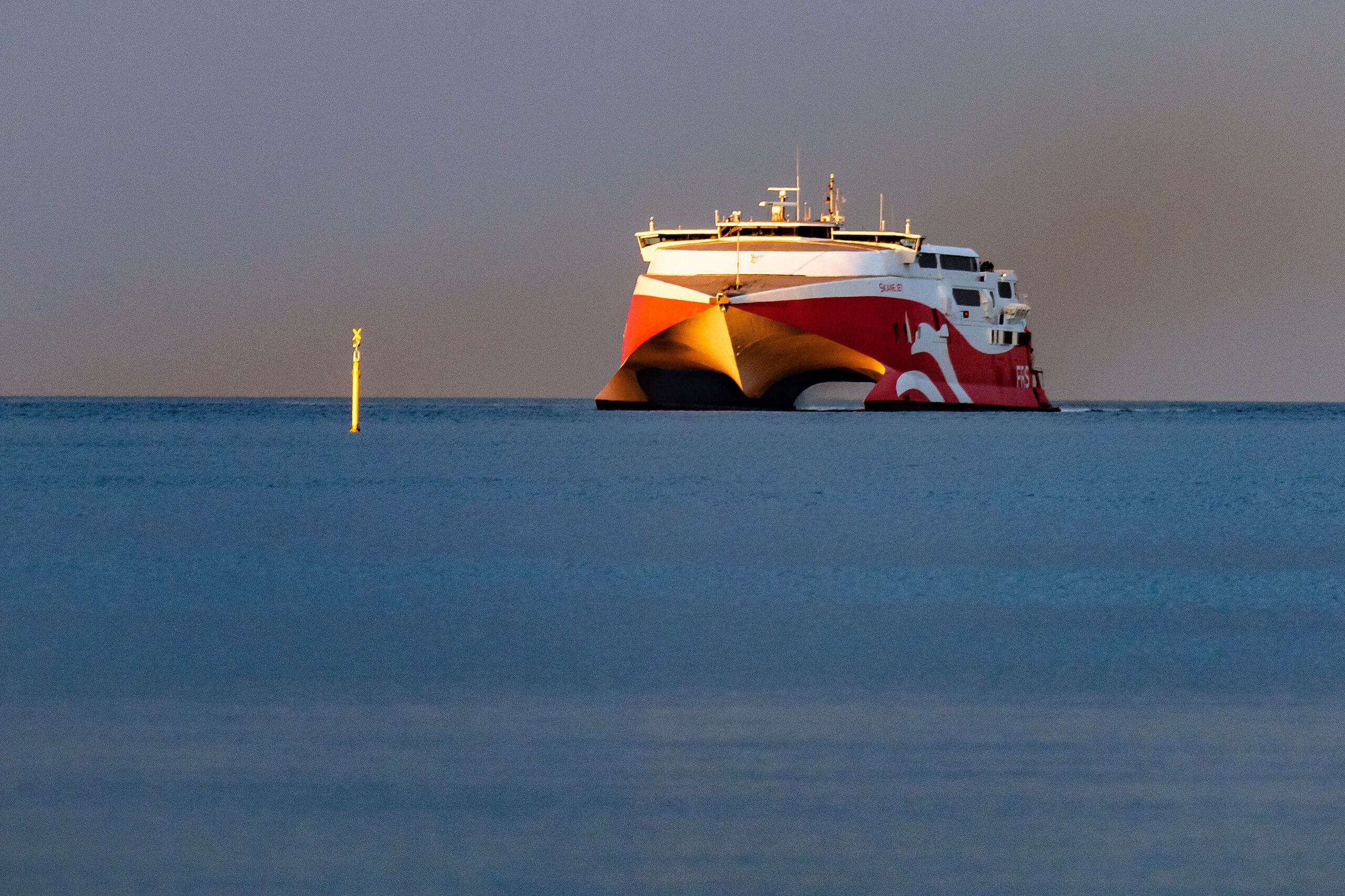 Die 91 Meter lange Katamaran-Schnellfähre „Skane Jet“ im Hafen Mukran in Sassnitz auf Rügen.