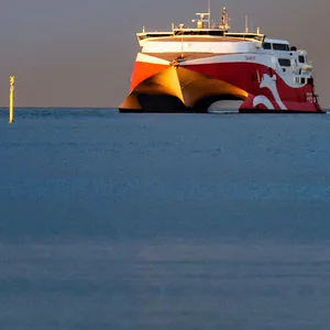 Die 91 Meter lange Katamaran-Schnellfähre „Skane Jet“ im Hafen Mukran in Sassnitz auf Rügen.