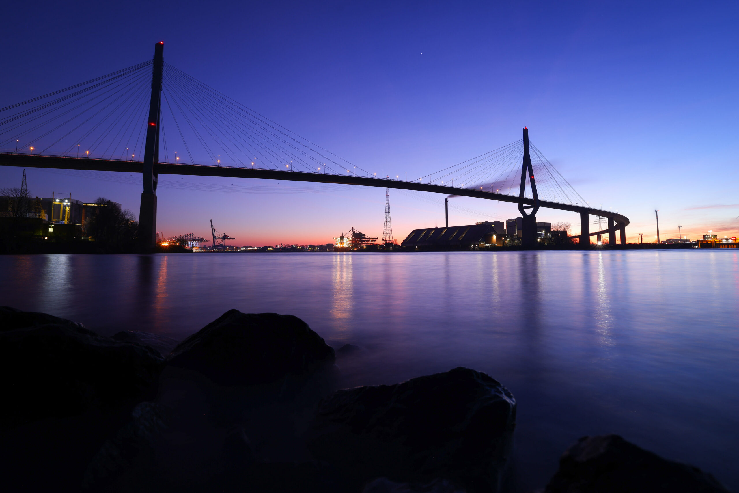 Die Köhlbrandbrücke im Abendlicht. Diesen Anblick wird es irgendwann nicht mehr geben: