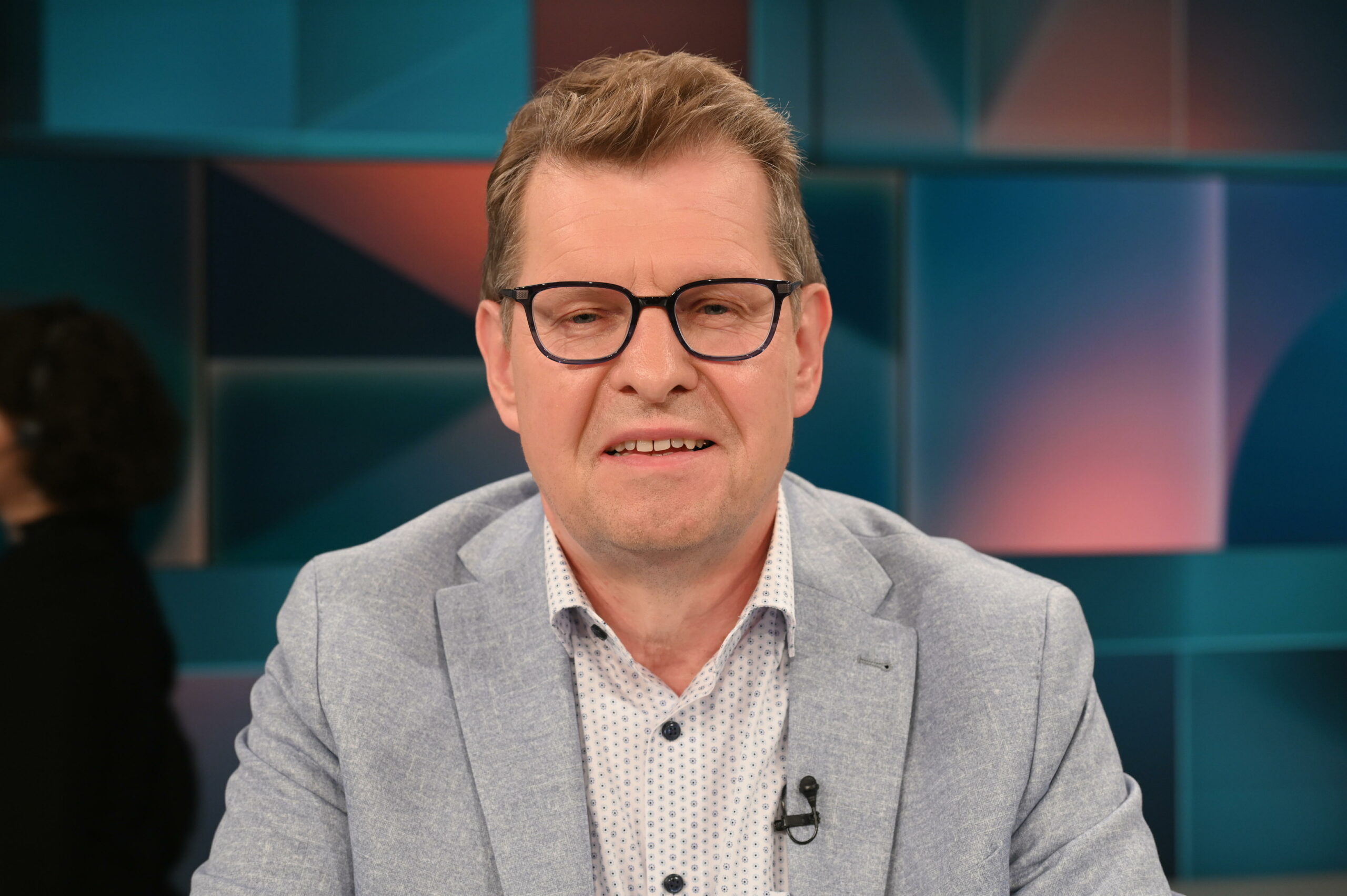 Ralf Stegner will auf einer Demo mit Sahra Wagenkencht auftreten – und wehrt sich gegen Kritik daran.