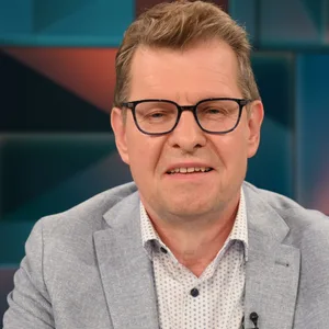 Ralf Stegner will auf einer Demo mit Sahra Wagenkencht auftreten – und wehrt sich gegen Kritik daran.