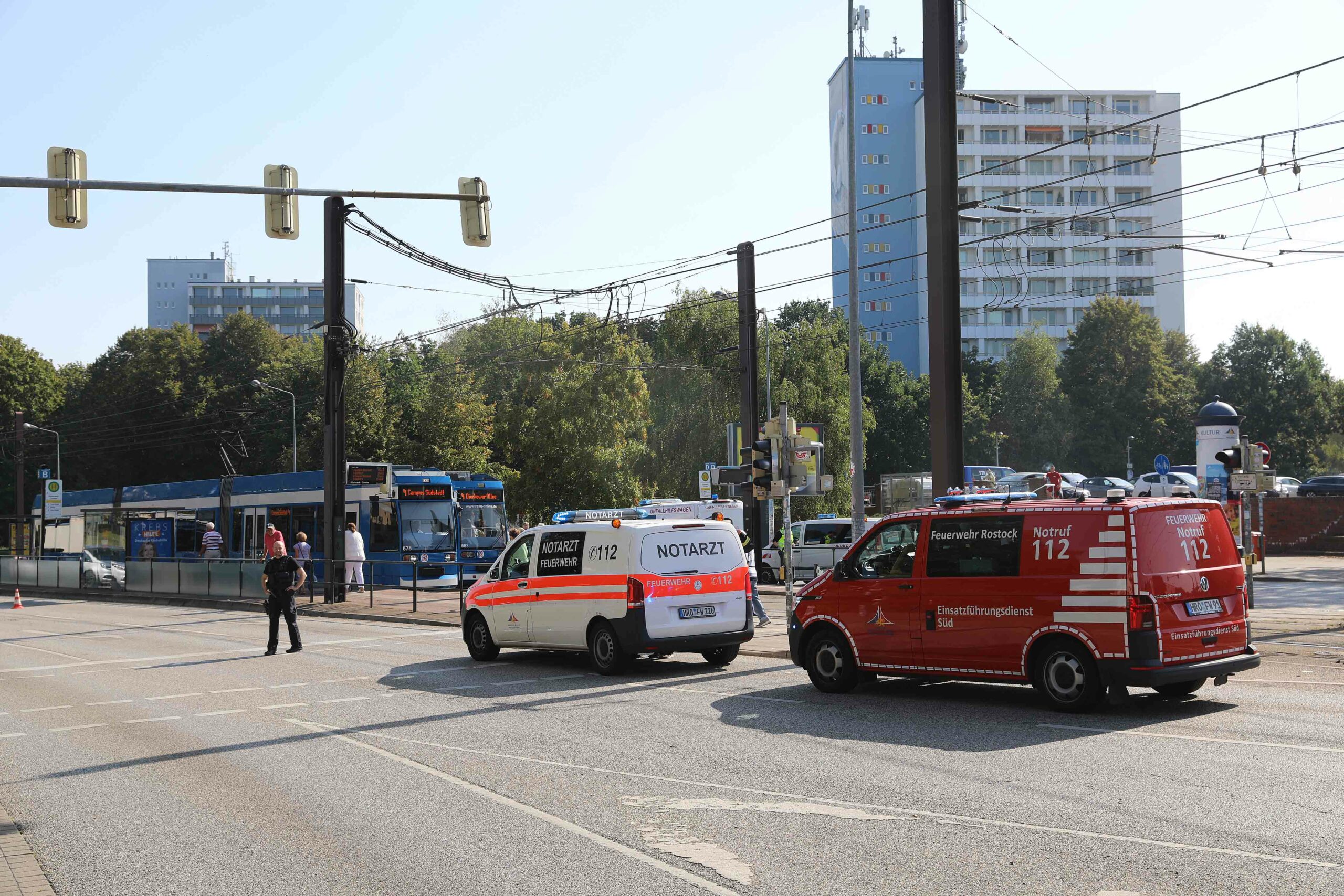 Seniorin überquert in Rostock Gleise und wird von Straßenbahn erfasst. Lebensgefahr