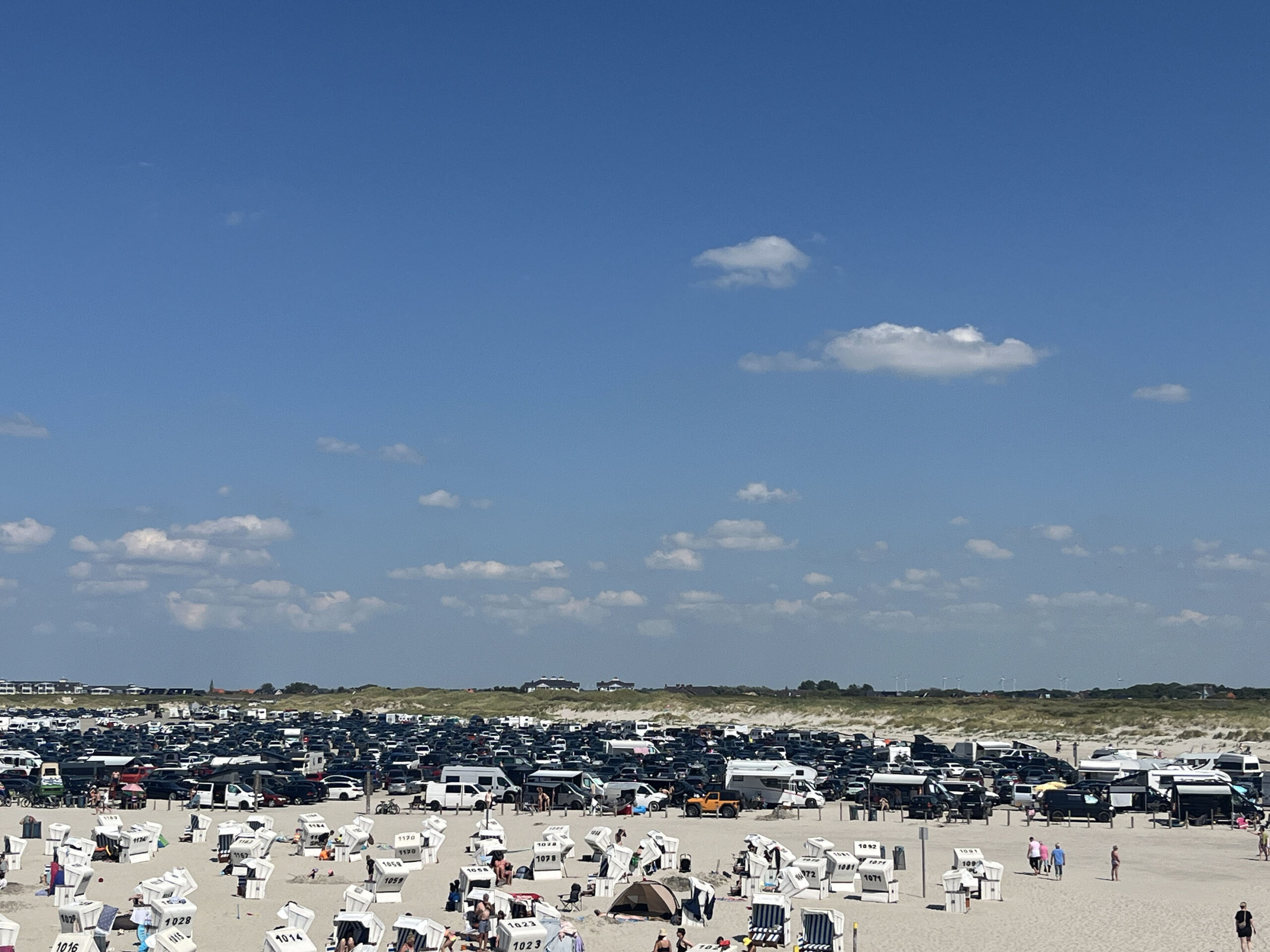 Der Strandparkplatz in St. Peter-Ording an einem sommerlichen Tag.