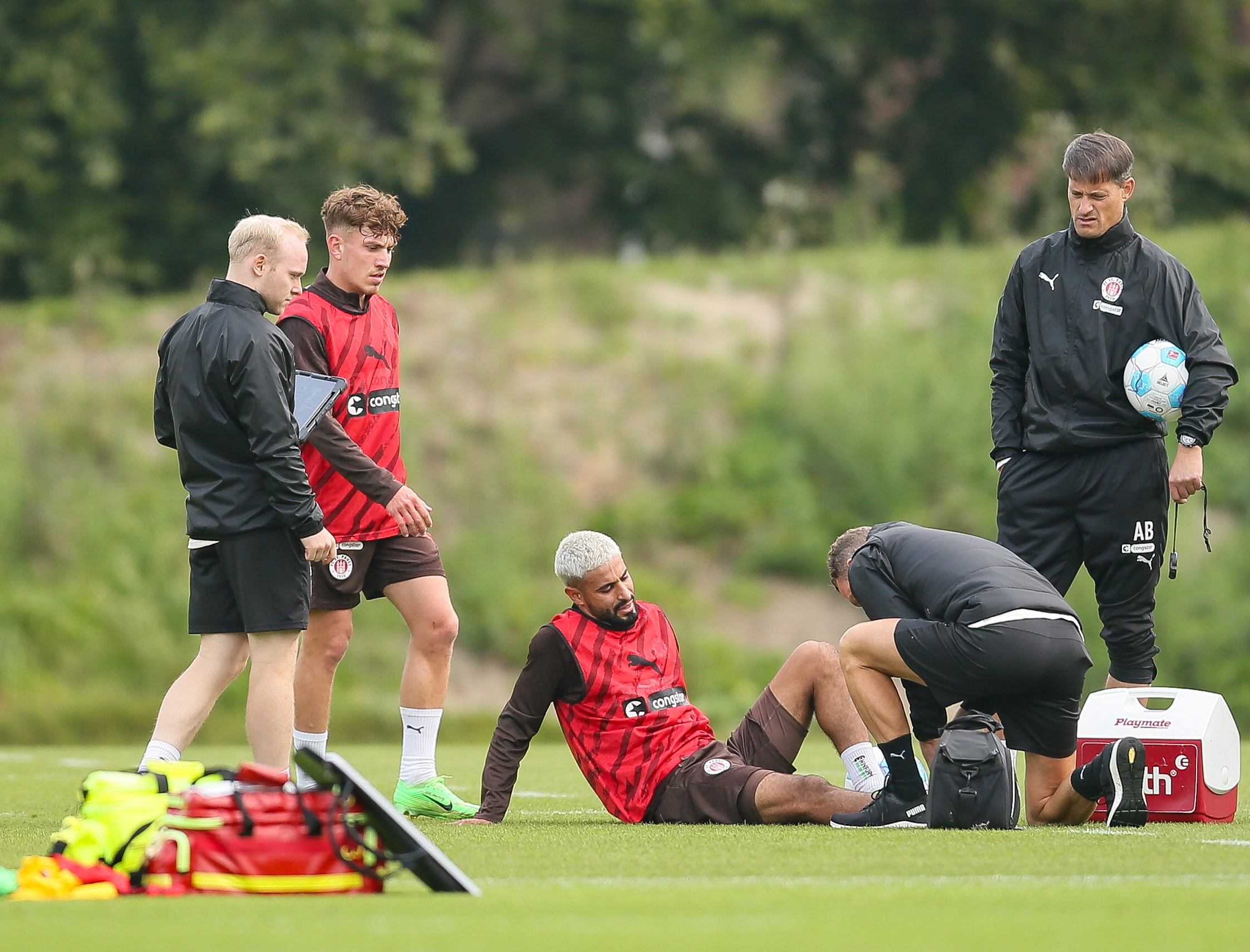 Elias Saad wird beim Training behandelt