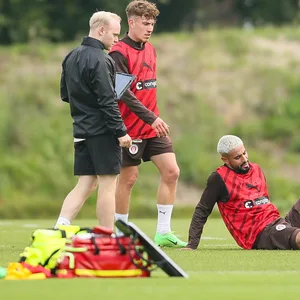 Elias Saad wird beim Training behandelt