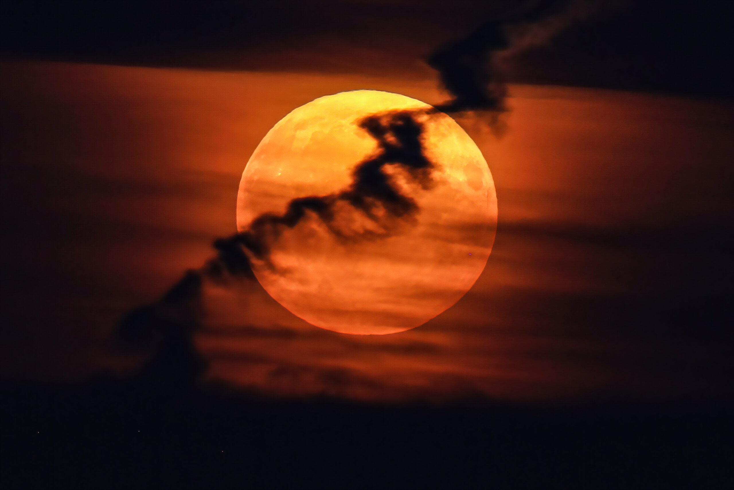 Roter Mond verdeckt von Wolken