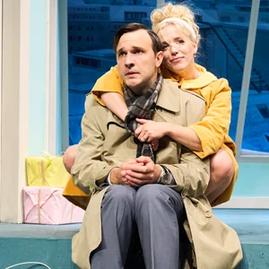Schauspielerin Lara-Maria Wichels umarmt Schauspieler Flavio Kiener während einer Szene des Theaterstücks.