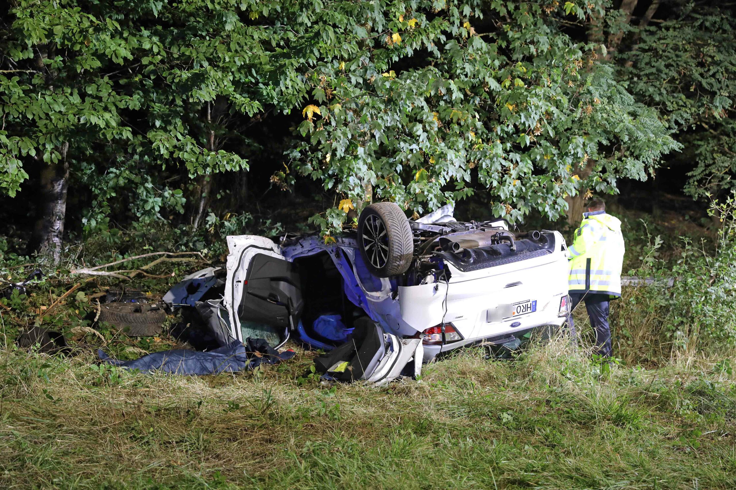 Zwei Tote und drei Schwerverletzte bei Horror-Unfall am Rostocker Autobahnkreuz: SUV mit fünf Insassen überschlägt sich und knallt gegen Baum – Retter im Großeinsatz.