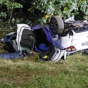 Zwei Tote und drei Schwerverletzte bei Horror-Unfall am Rostocker Autobahnkreuz: SUV mit fünf Insassen überschlägt sich und knallt gegen Baum – Retter im Großeinsatz.
