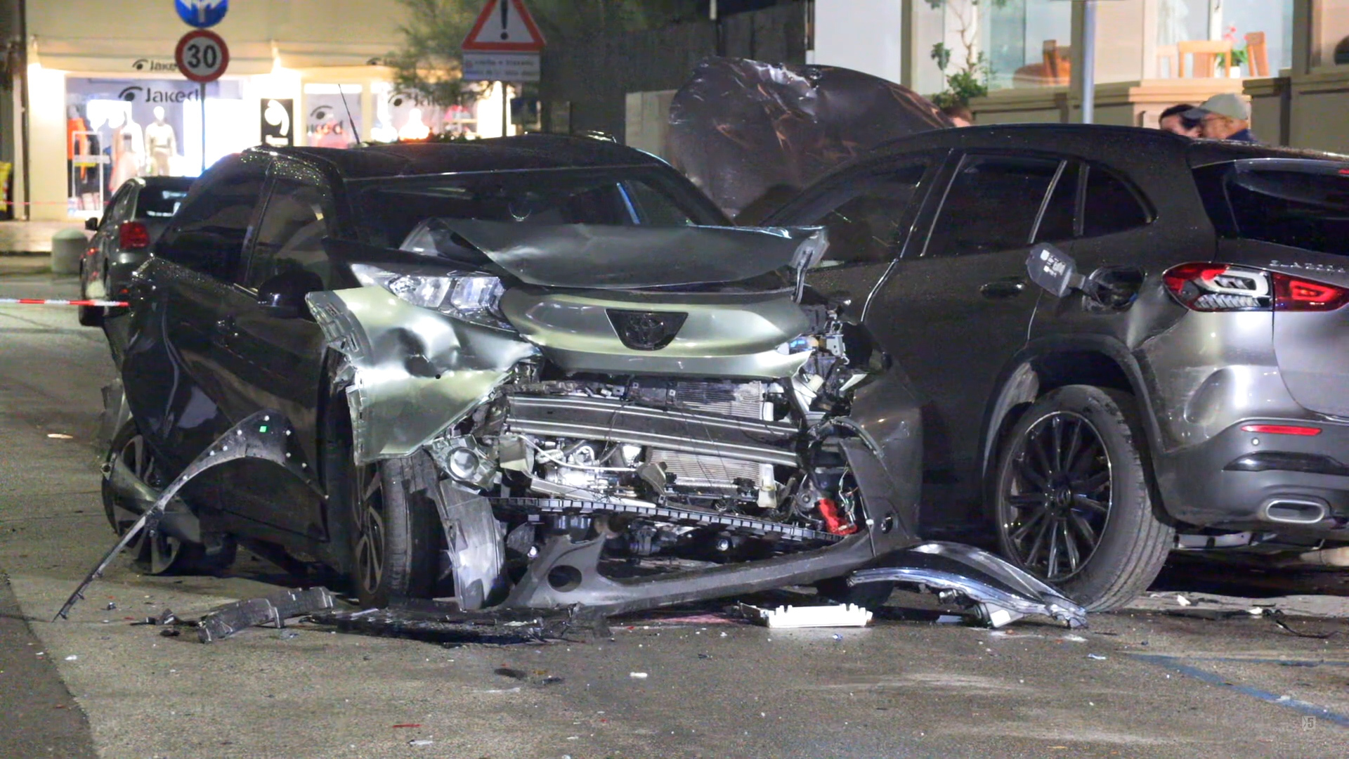 Der Mercedes (r.) der mutmaßlichen Unfallverursacherin an der Unglücksstelle im toskanischen Lido di Camaiore.