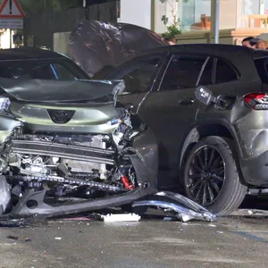 Der Mercedes (r.) der mutmaßlichen Unfallverursacherin an der Unglücksstelle im toskanischen Lido di Camaiore.