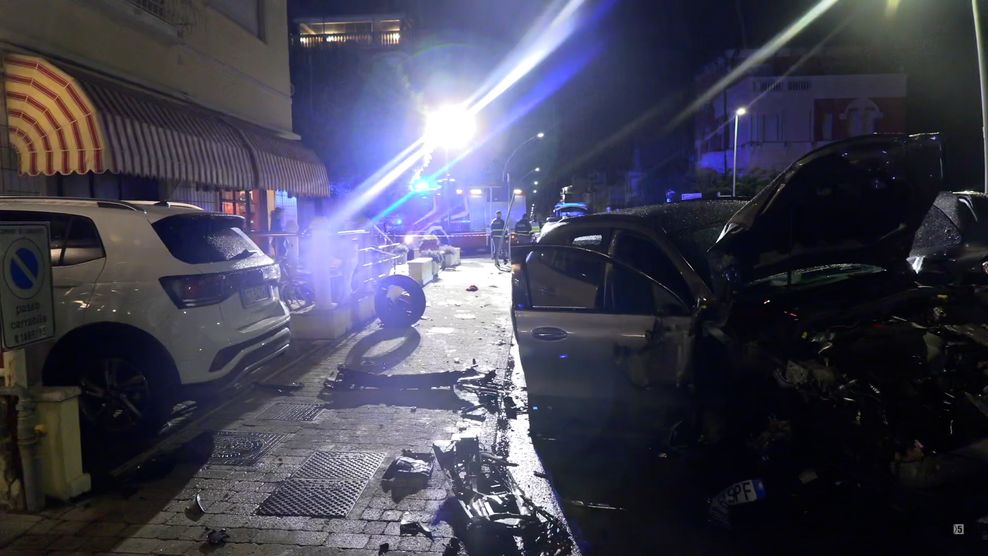 Einsatzkräfte an der Unglücksstelle. Bei einem Verkehrsunfall in der Toskana sind zwei deutsche Schülerinnen auf Klassenfahrt ums Leben gekommen.